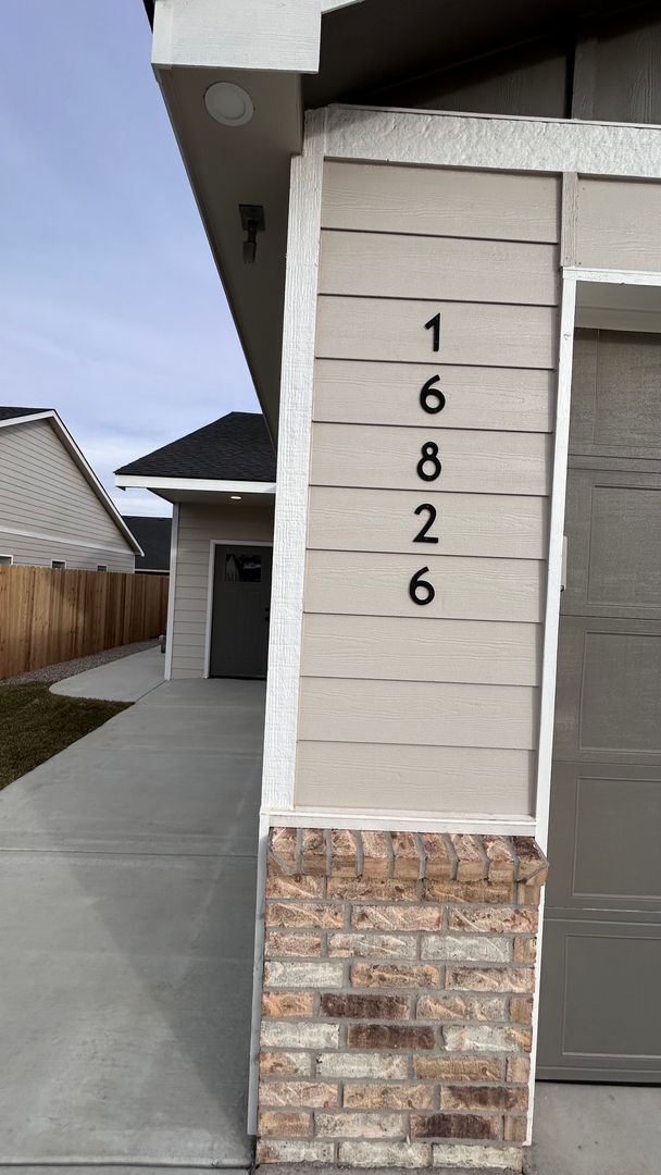 Photo - 16826 Kashmir St