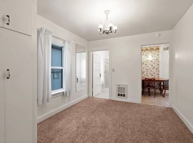 Building Photo - 313 W 5th St Unit #3