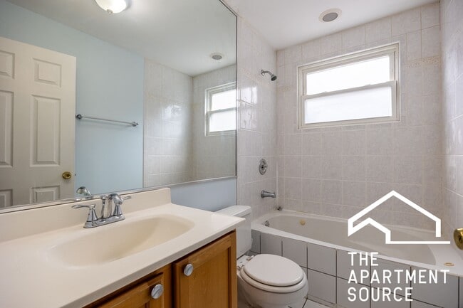 Photo - 1643 W Sherwin Ave Unit 2C