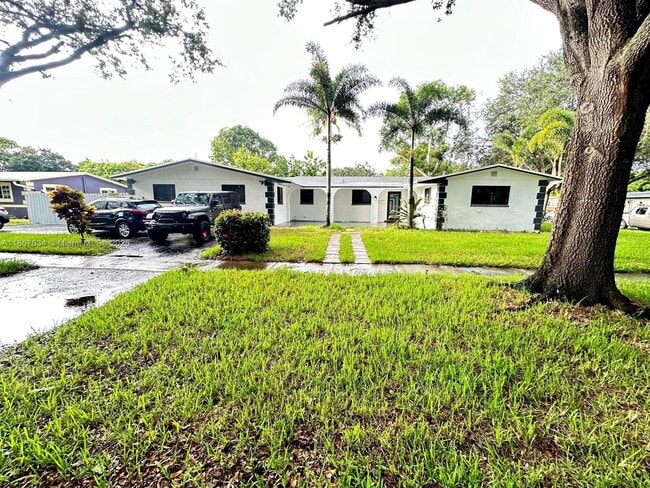 Building Photo - 4661 NW 4th St Rental