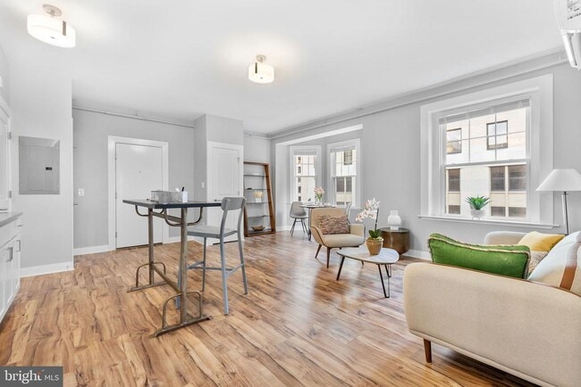 200 W 10th St