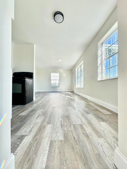 Photo - 1146 W 24th St