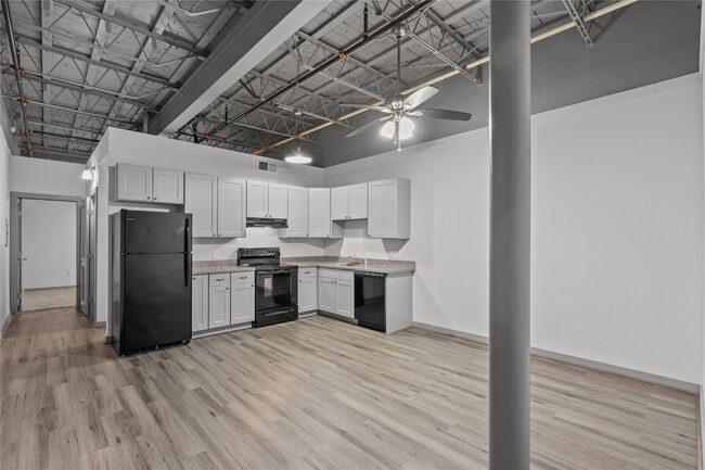 Building Photo - 612 W Texas Ave Unit 216