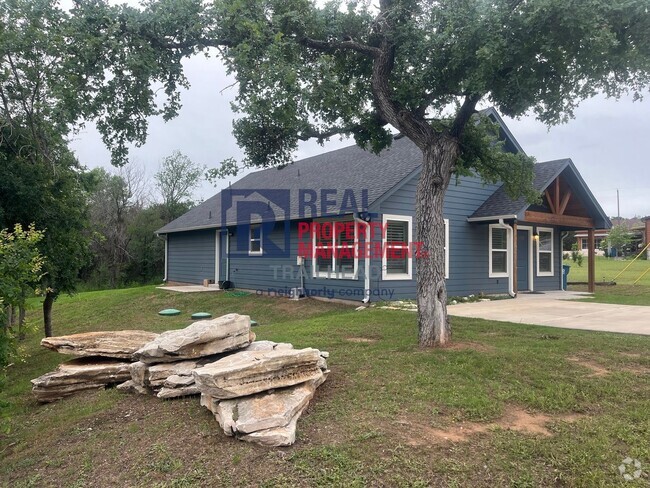 Building Photo - Attractive 3 Bed 2 Bath Home in Gated Lake...