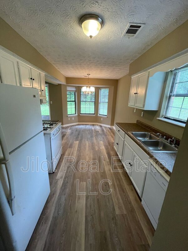 Photo - 372 Riverbrook Trail