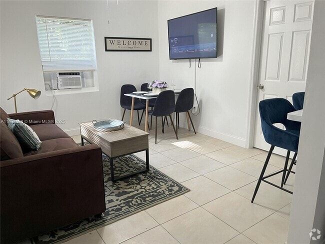 Building Photo - 1040 SW 28th St Unit 1 Rental