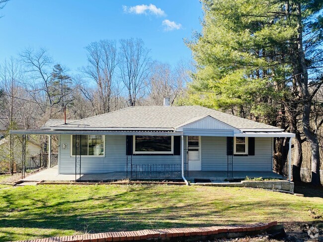 Building Photo - Cute, 3 bedroom, 1 bathroom West of Asheville Rental