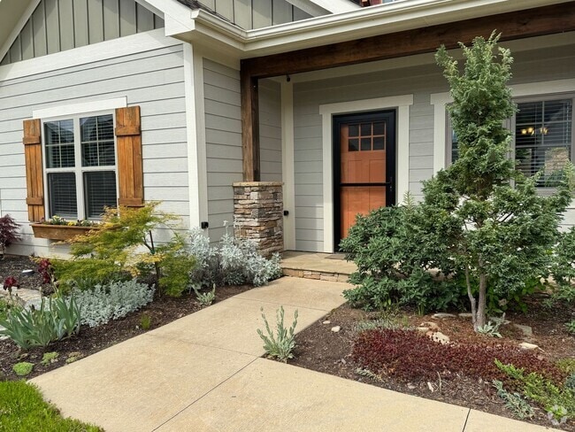 Building Photo - Black Mountain - Gardeners Delight!! Rental