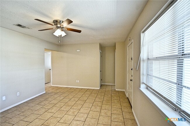 Photo - 525 Buttercup Ln