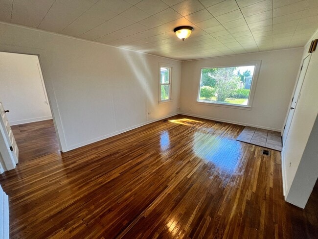 Adorable Shadle Bungalow - 2 Bed, 1 Bath +... - Adorable Shadle Bungalow - 2 Bed, 1 Bath +... House