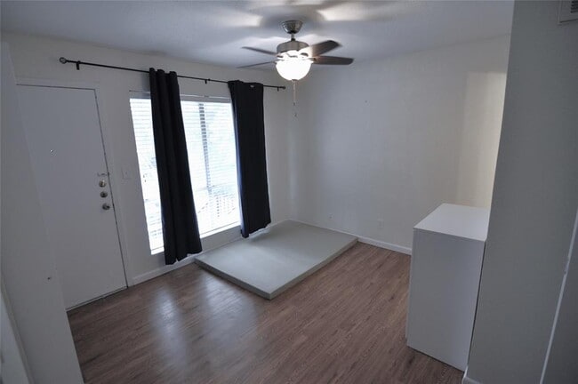 Photo - 2207 Leon St