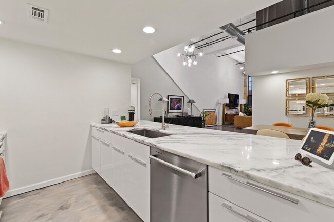 Photo - 3434 Russell St Unidad 107