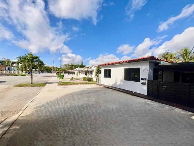 Building Photo - 3297 SW 26th St Unit 3299