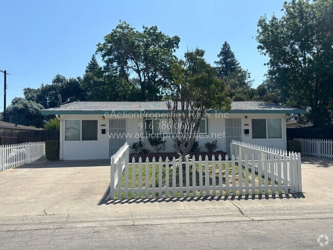 Building Photo - Clean 3 Bedroom 1 Bathroom Duplex, Large F... Rental