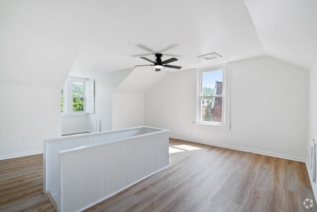 Building Photo - 3 bed 2 bath - fresh updates, central air,... Rental