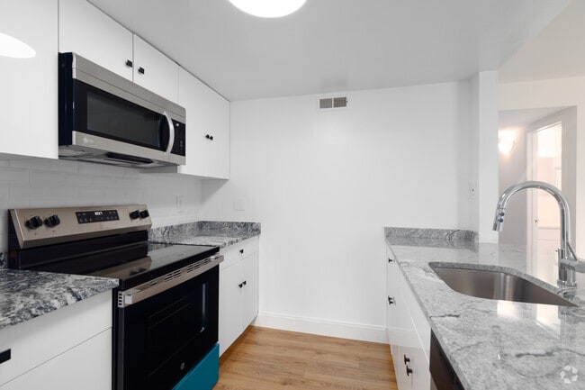 2BR, 2BA - 923SF - Kitchen
