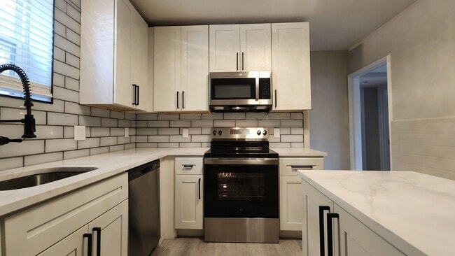 Building Photo - 803 Westwood Dr Unit 811-3N