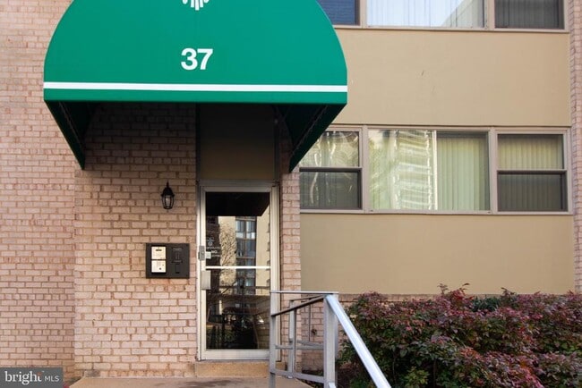 Building Photo - 37 Canterbury Square Unit 302