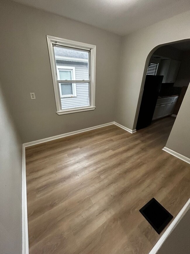 Photo - CUTE 2 BEDROOM HOUSE WITH LARGE BACKYARD IN HAMILTON! QUIET STREET