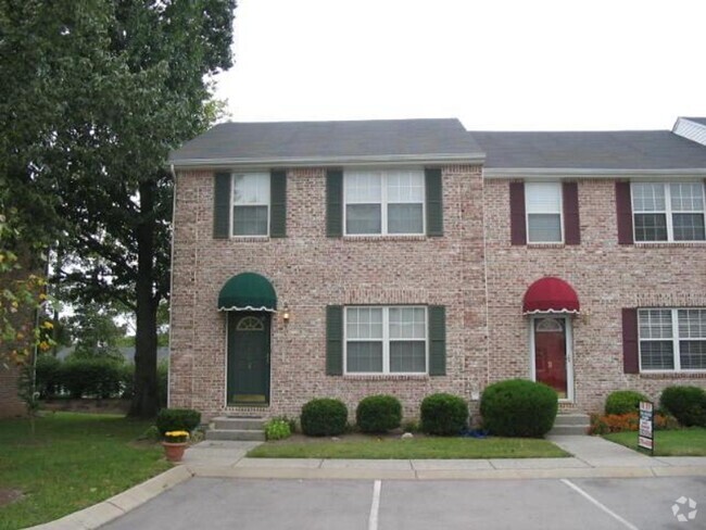 Building Photo - Updated, spacious townhome close to the in...