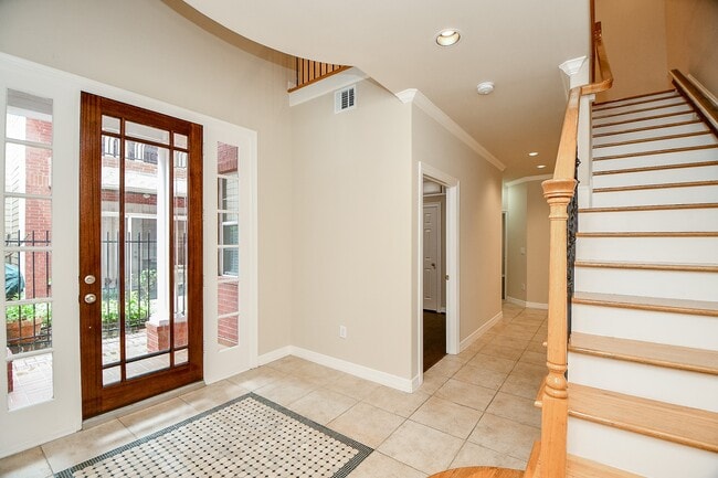 Photo - 718 Roy St