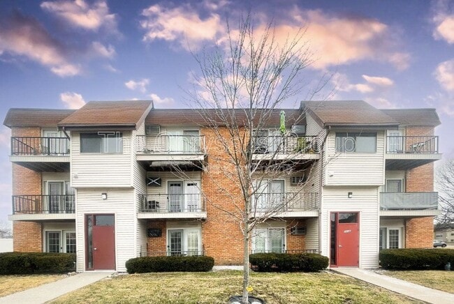 Building Photo - 2406 Marquette Rd Unit 5