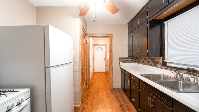 Photo - 916 W 1st St