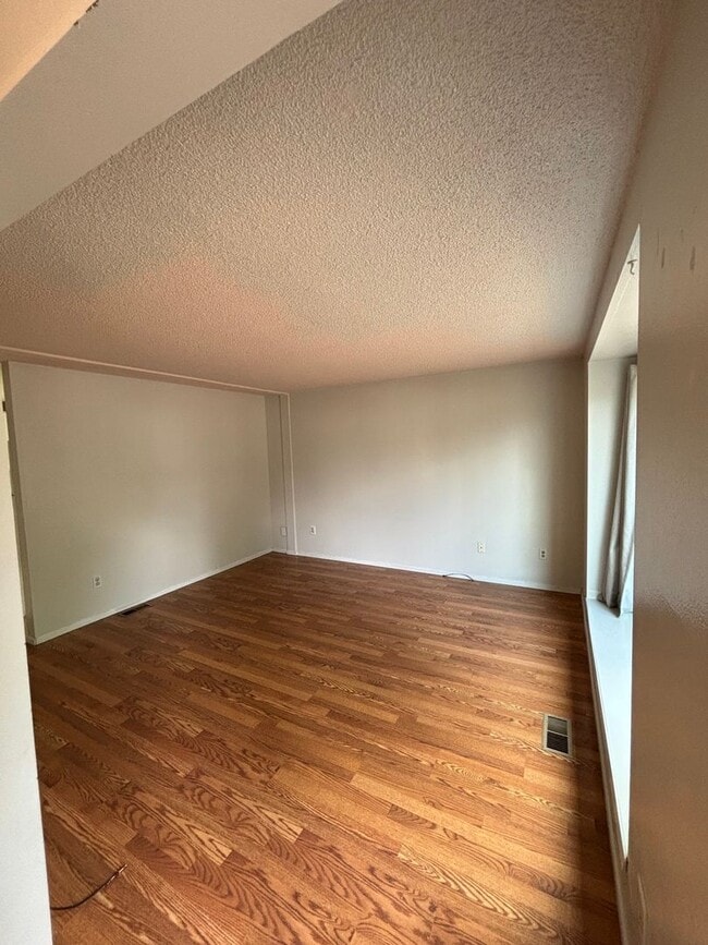 Photo - 2 bedroom duplex / Washer& Dryer in unit / Fuel included