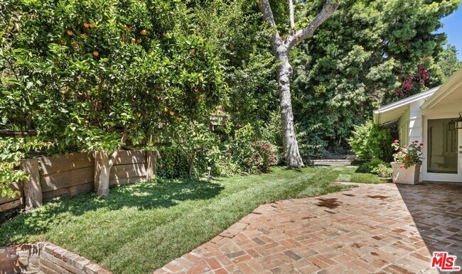 3933 Mandeville Canyon Rd