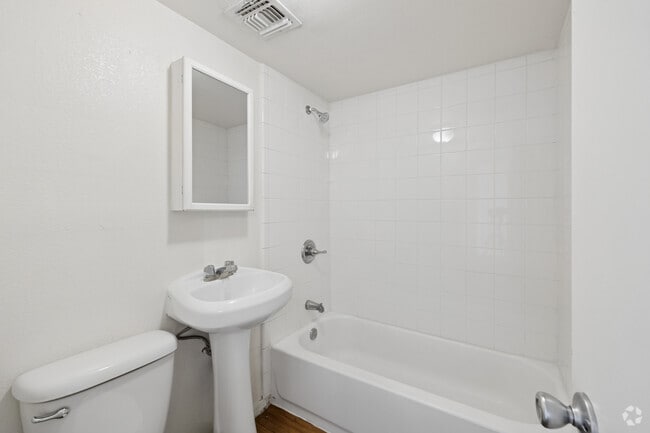 2BR, 2BA - 851SF - Bathroom