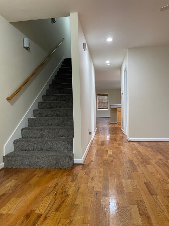 Photo - 685 Garibaldi St SW