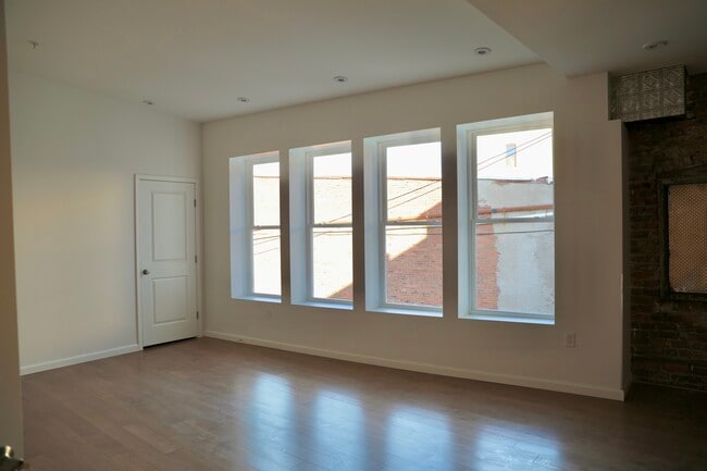 Photo - 439 N Salina St Unit 2