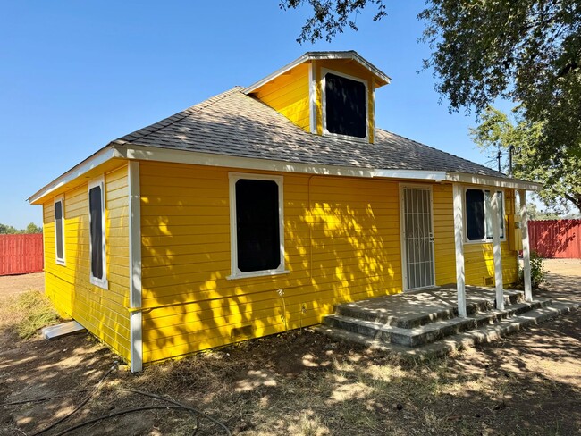 Building Photo - Charming Country Retreat Surrounded by Orc... Rental