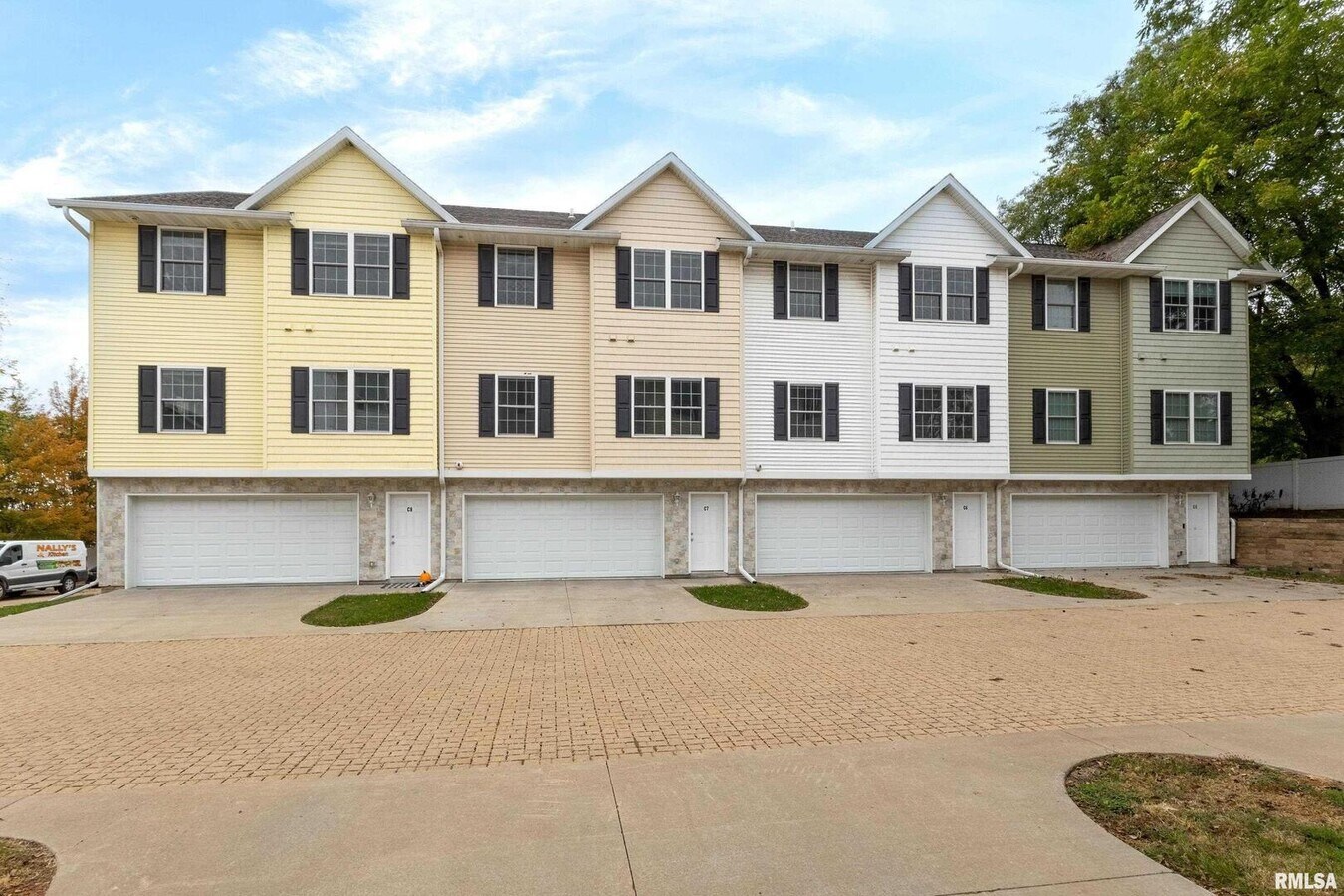 Photo - 220 E 37th St