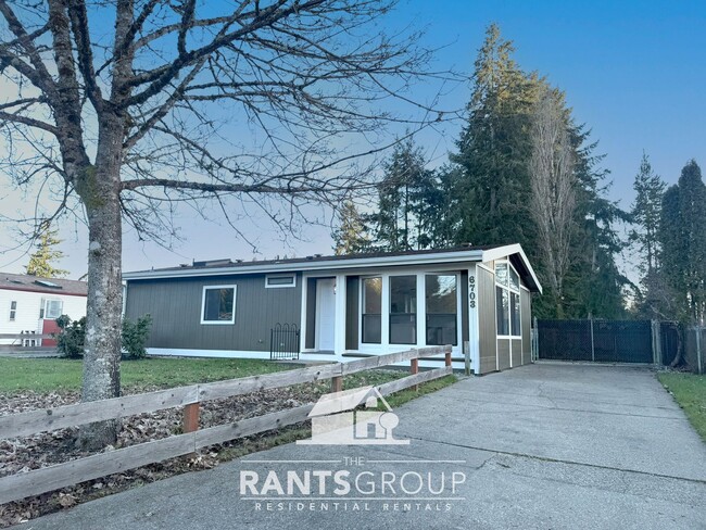 Building Photo - Fully remodeled 2 Bedroom, 2 Bath rambler! Huge Fenced Yard!