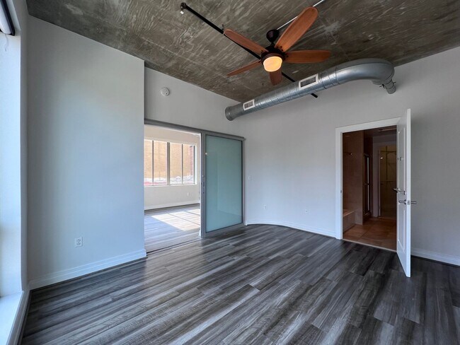Photo - Large, Upgraded 2 Bed/2 Bath Loft off Mass... Unidad 301