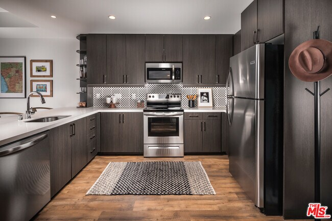 Photo - 555 N Spring St