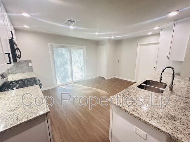 Photo - 2914 Greenacres St