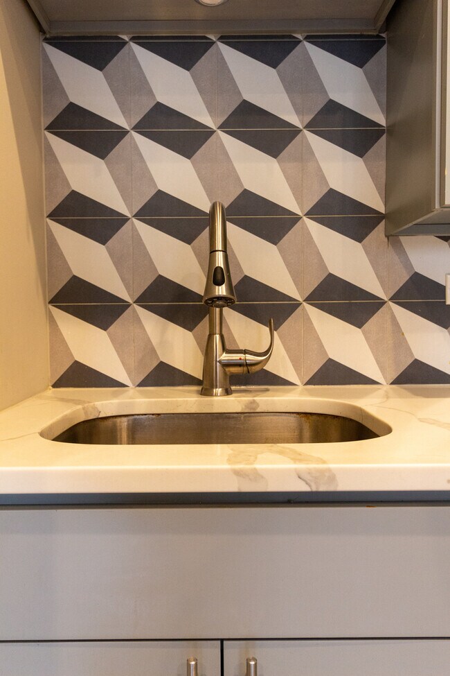 Photo - 2957 N Avers Ave