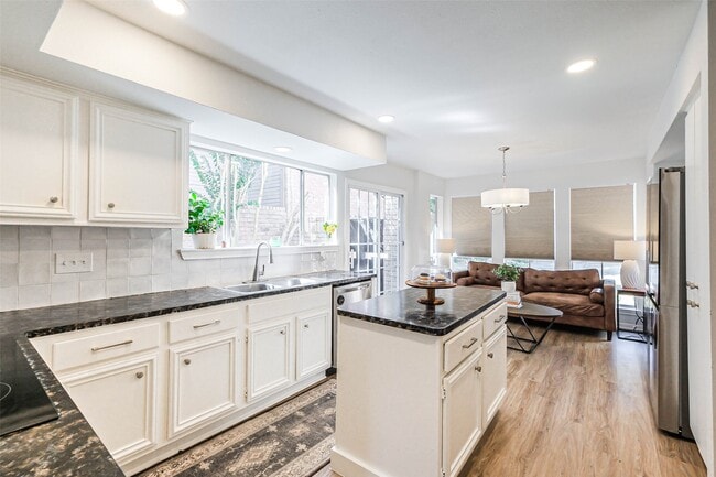 Photo - 1565 Beaconshire