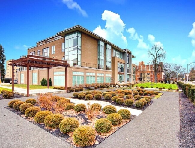 Building Photo - 600 East Ave