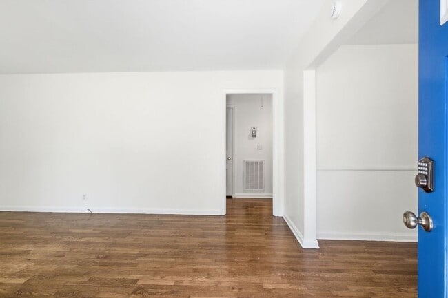 Photo - 240 Ridgeway Dr