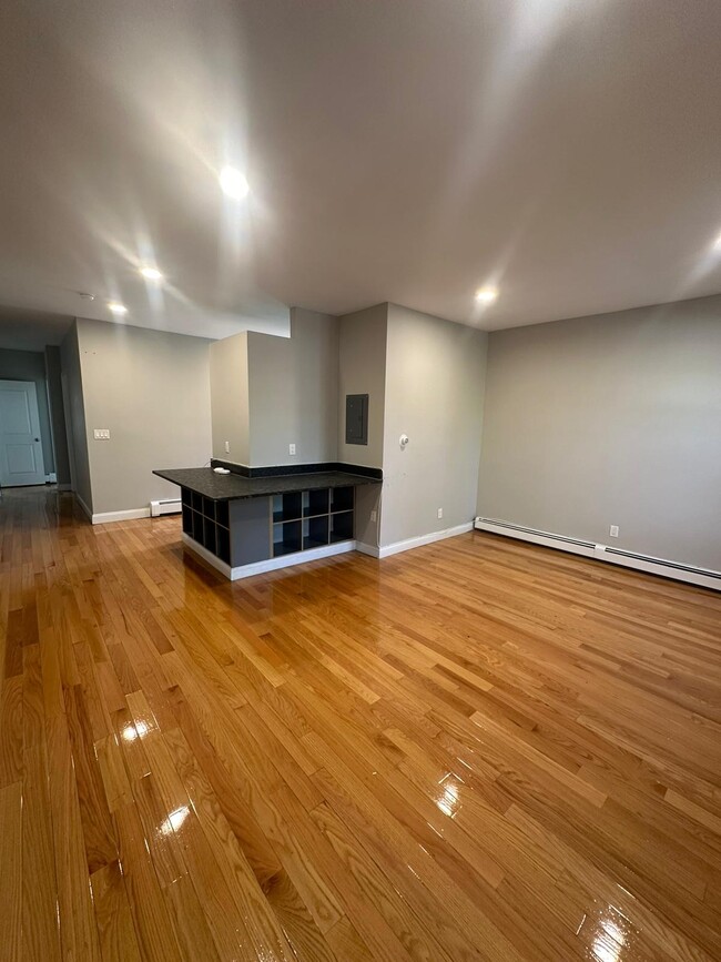 Building Photo - 604 Chapel St Unit 6 Rental