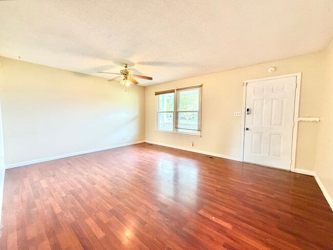 Photo - 634 Inver Ln