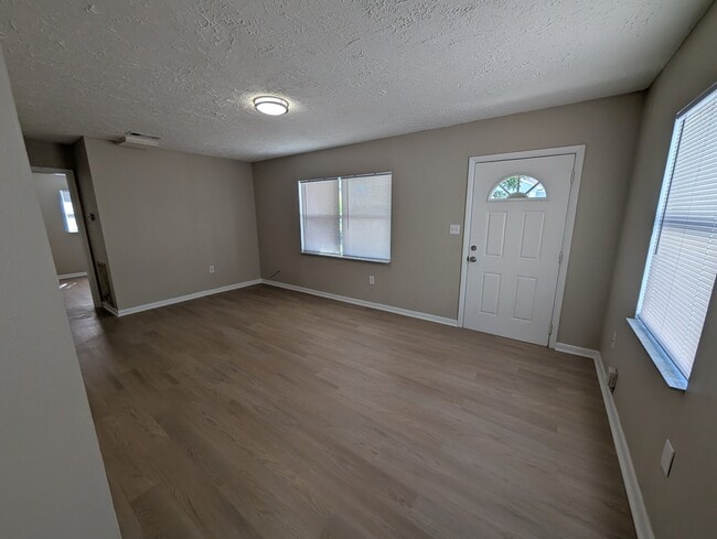 3606 E Comanche Ave