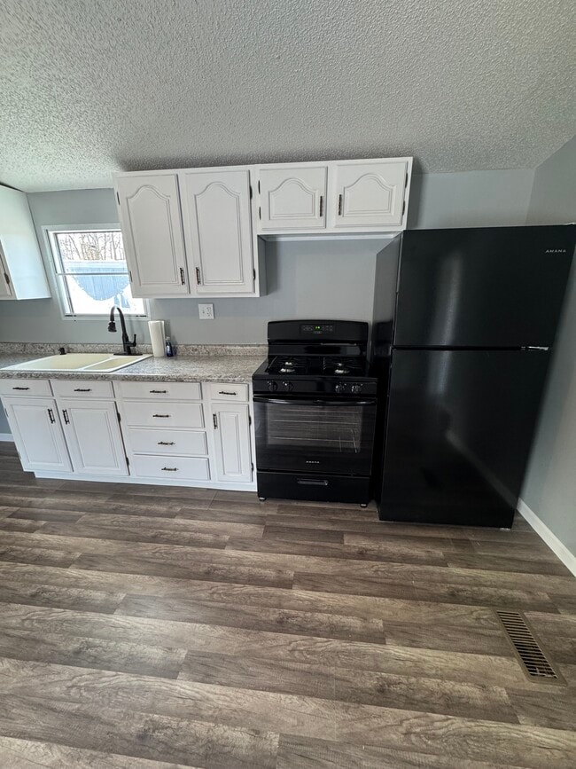 Photo - 210 Bluff St