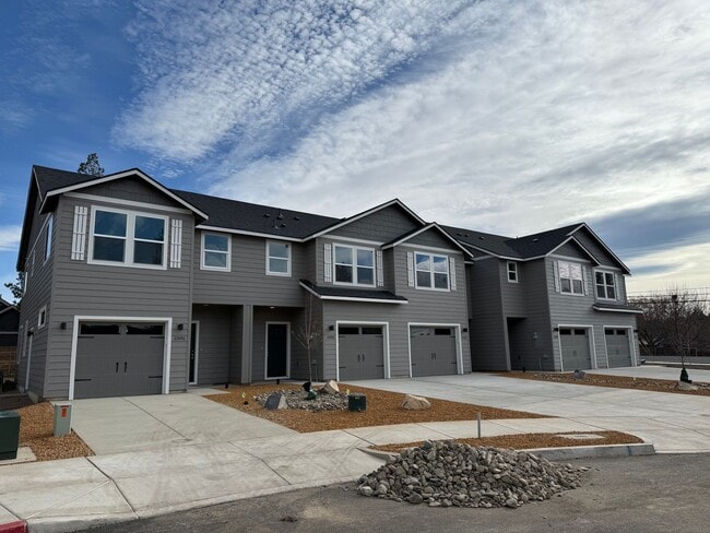 Building Photo - Brand New Stunning 3 Bed/2.5 Bath Townhouse-Old Farm District