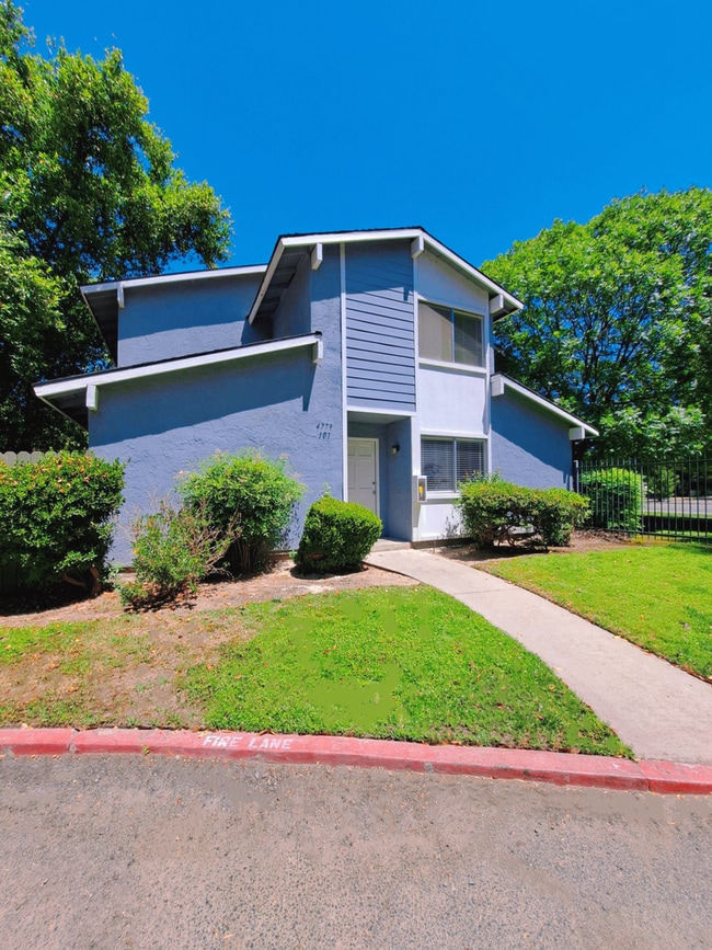 Photo - Comfortable 2 Story Condo By Fresno State!