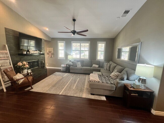 Gorgeous 3BR/2BA Home AVAILABLE NOW FOR RE... - Gorgeous 3BR/2BA Home AVAILABLE NOW FOR RE...