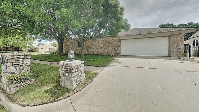 Photo - 3 Bedroom 2 Bath Home Conveniently Located in Moore
